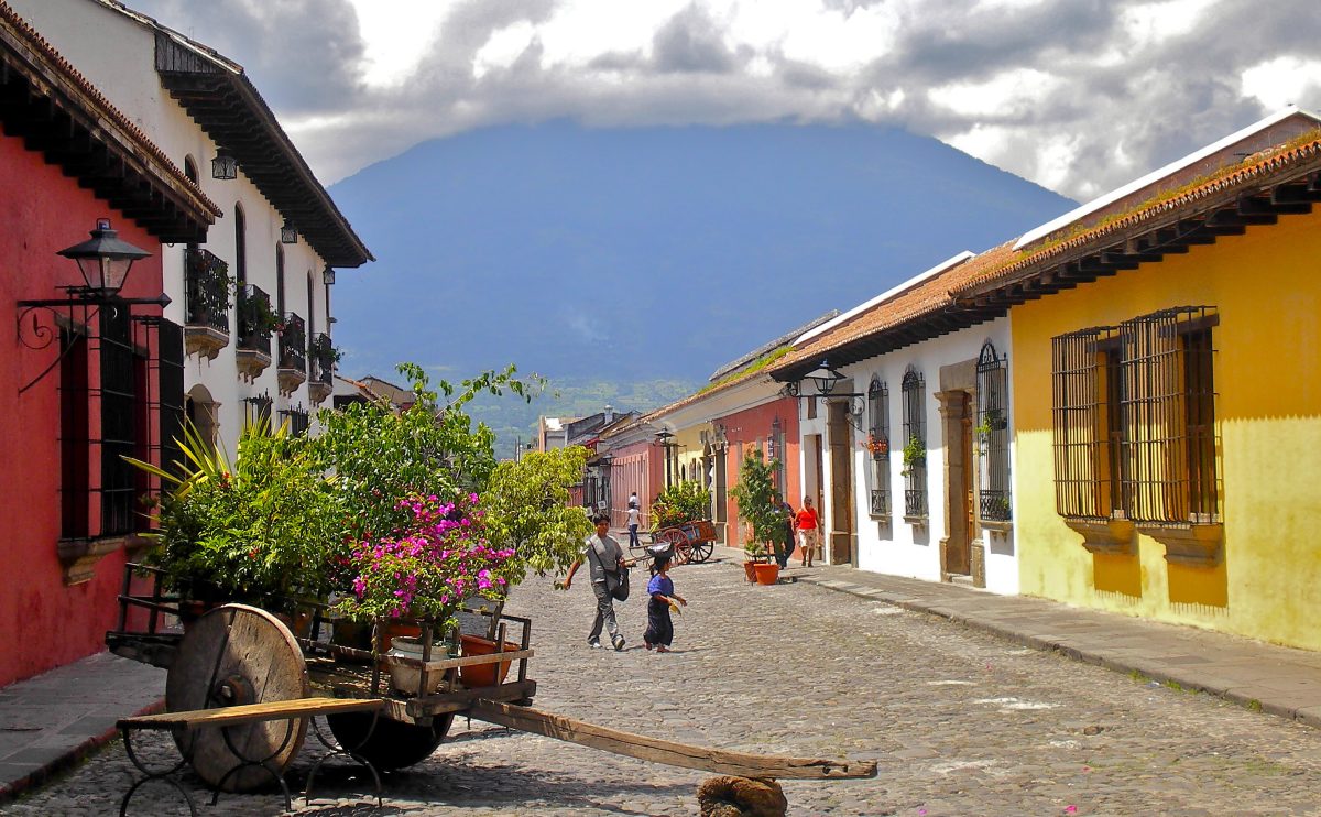 Calle_del_Arco,_Antigua_Guatemala
