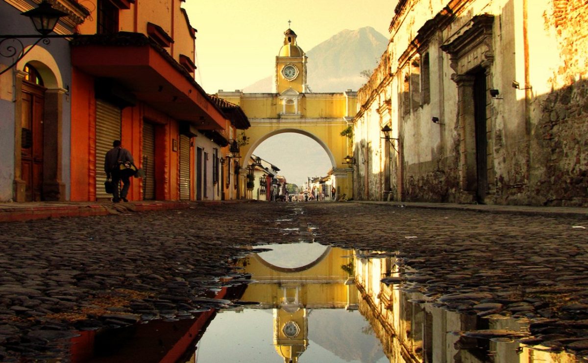 calle-antigua-guatemala-del-arco-santa-catalina